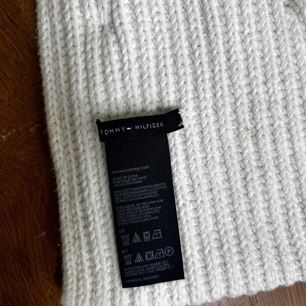 Tommy Hilfiger White Knit scarf with Gold Button